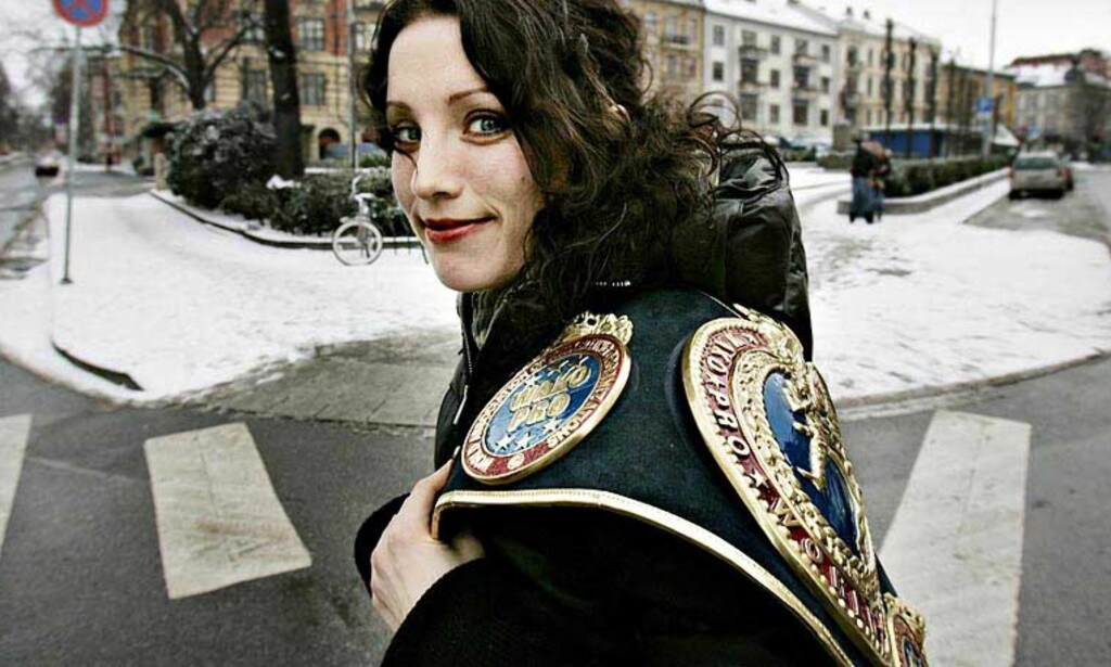 TØFF TITTELFORSVARER: Mette Solli (30) forsvarer i dag tittelen som verdens beste kvinnelige kickbokser. - Jeg er perfeksjonist, og da er bare det beste godt nok, sier Solli. Foto: Ole C.H. Thomassen TØFF TITTELFORSVARER: Mette Solli (30) forsvarer i dag tittelen som verdens beste kvinnelige kickbokser. - Jeg er perfeksjonist, og da er bare det beste godt nok, sier Solli. Foto: Ole C.H. Thomassen
