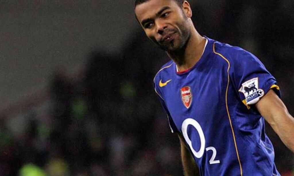 TILBAKE I STARTELLEVEREN: Ashley Cole får sjansen igjen i dag, etter å ha spilt svakt i det siste. Arsene Wenger mener det er Chelsea-bråket som har forstyrret ham. FOTO: SCANPIX/AP TILBAKE I STARTELLEVEREN: Ashley Cole får sjansen igjen i dag, etter å ha spilt svakt i det siste. Arsene Wenger mener det er Chelsea-bråket som har forstyrret ham. FOTO: SCANPIX/AP