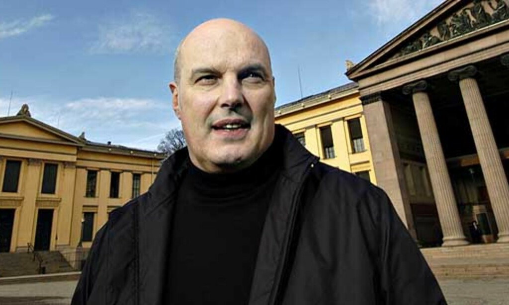 POPULÆR: Robert Wilson er blitt en populær forfatter i Norge. De tjukke romanene «Et lite mord i Lisboa», «Den blinde mannen i Sevilla» og «I selskap med fremmede» har alle ligget høyt på bestselgerlistene. Foto: Truls Brekke POPULÆR: Robert Wilson er blitt en populær forfatter i Norge. De tjukke romanene «Et lite mord i Lisboa», «Den blinde mannen i Sevilla» og «I selskap med fremmede» har alle ligget høyt på bestselgerlistene. Foto: Truls Brekke