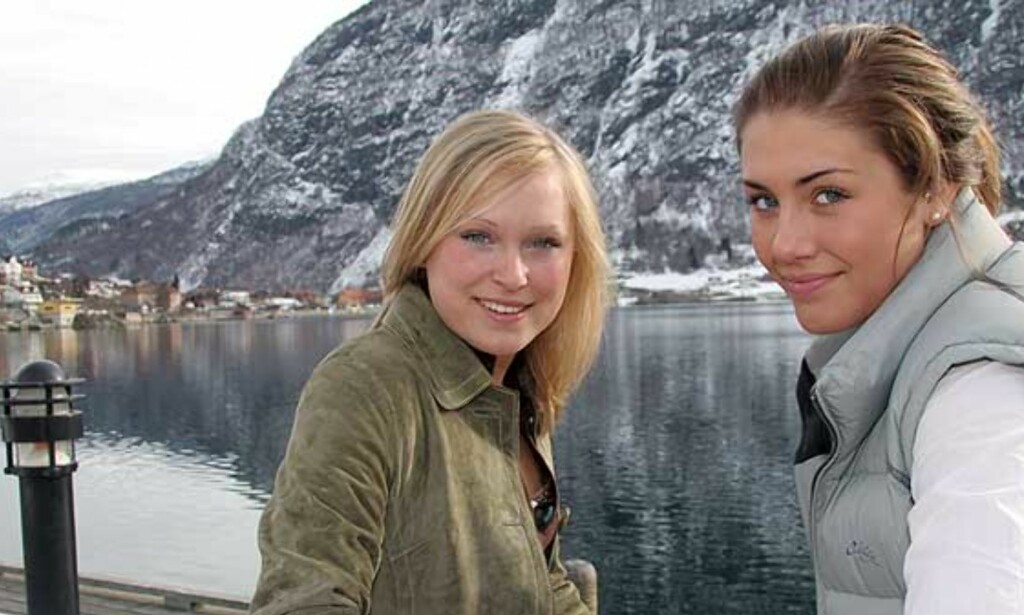 HJEMME PÅ FERIE: Eva Weel Skram (t.v.) og Tone Damli Aaberge hjemme i Sogndal, på dampskipskaia med utsyn over hjembygda og Sognefjorden. Foto: Tor Yttri HJEMME PÅ FERIE: Eva Weel Skram (t.v.) og Tone Damli Aaberge hjemme i Sogndal, på dampskipskaia med utsyn over hjembygda og Sognefjorden. Foto: Tor Yttri