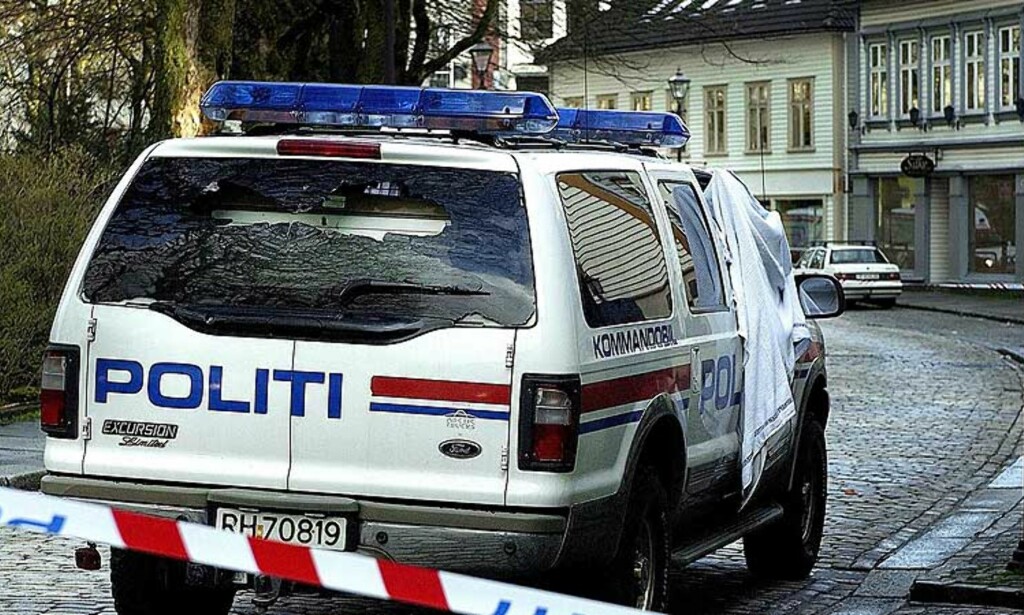 DREPT: I denne politibilen satt Stavanger-politiets operative uteleder Arne Sigve Klungland da ransmannen, som holdt et gissel, fyrte løs mot kjøretøyet. Klungland ble drept momentant. Foto: Jan Tore Glenjen, Stavanger Aftenblad/Scanpix DREPT: I denne politibilen satt Stavanger-politiets operative uteleder Arne Sigve Klungland da ransmannen, som holdt et gissel, fyrte løs mot kjøretøyet. Klungland ble drept momentant. Foto: Jan Tore Glenjen, Stavanger Aftenblad/Scanpix
