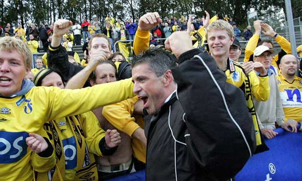 JUBEL I GULT: Erik Solér og publikum jublet da Start sikret seg opprykk i fjor. Men supporterne på Sørlandet må betale aller mest for å kle seg opp. FOTO: ARNT E. FOLVIK JUBEL I GULT: Erik Solér og publikum jublet da Start sikret seg opprykk i fjor. Men supporterne på Sørlandet må betale aller mest for å kle seg opp. FOTO: ARNT E. FOLVIK