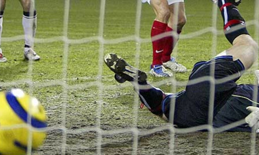 MOT GAMLEKLUBBEN: Spør Arni Gautur Arason hvordan det er å slå RBK? Det har han gjort mange ganger på rad... Foto: SCANPIX MOT GAMLEKLUBBEN: Spør Arni Gautur Arason hvordan det er å slå RBK? Det har han gjort mange ganger på rad... Foto: SCANPIX