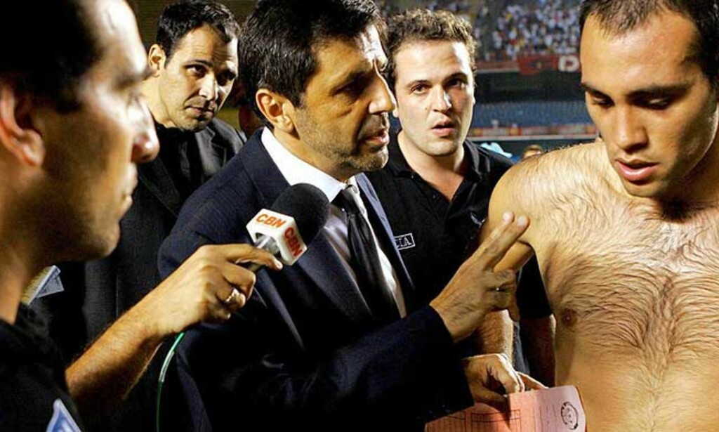 PÅGREPET PÅ BANEN: Her blir Leandro Desabato hentet av politi etter matchen mot Sao Paulo i Libertadores Cup. Foto: SCANPIX/EPA PÅGREPET PÅ BANEN: Her blir Leandro Desabato hentet av politi etter matchen mot Sao Paulo i Libertadores Cup. Foto: SCANPIX/EPA