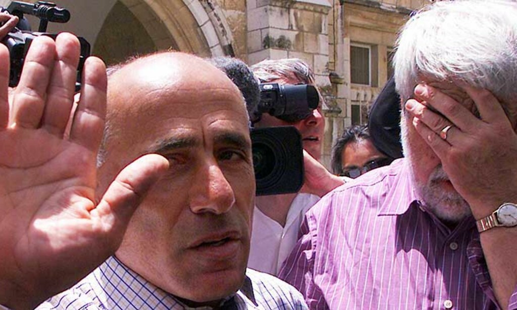 21.april i fjor ble Mordechai Vanunu løslatt etter 18 års fengsel. Utenfor ventet blant annet den britiske journalisten Peter Hounam, som intervjuet Vanunu og trykket historien om at Israel utviklet atomvåpen. Foto: SCANPIX 21.april i fjor ble Mordechai Vanunu løslatt etter 18 års fengsel. Utenfor ventet blant annet den britiske journalisten Peter Hounam, som intervjuet Vanunu og trykket historien om at Israel utviklet atomvåpen. Foto: SCANPIX
