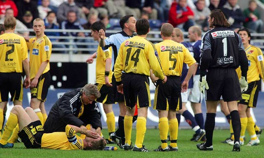 GIKK UT MED SKADE: Frode Kippe fikk en albue i ansiktet og ble skadet. Derfor raser Uwe Rösler. Foto: SCANPIX GIKK UT MED SKADE: Frode Kippe fikk en albue i ansiktet og ble skadet. Derfor raser Uwe Rösler. Foto: SCANPIX