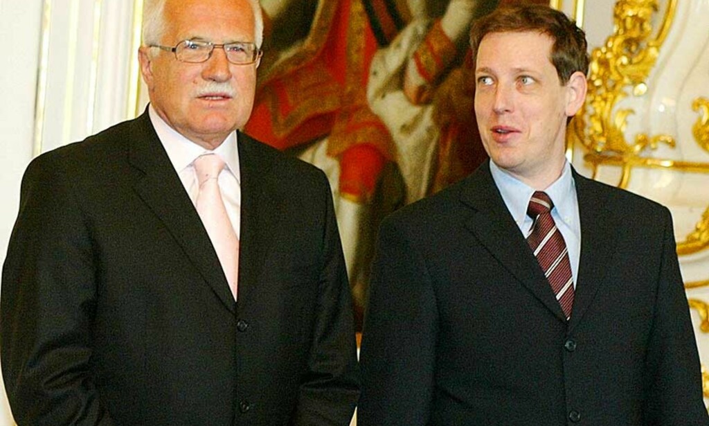 FELT AV LUKSUS: Statsminsiter Stanislav Gross (t.h.) trakk seg i dag. Her sammen med Tsjekkias president, Vaclav Klaus. Foto: SCANPIX/AP FELT AV LUKSUS: Statsminsiter Stanislav Gross (t.h.) trakk seg i dag. Her sammen med Tsjekkias president, Vaclav Klaus. Foto: SCANPIX/AP