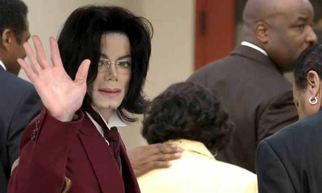 PÅ VEI INN I RETTEN: Michael Jackson på vei inn i retten i går kveld norsk tid sammen med mamma Katherine og pappa Joe. Det er dag nummer 40 for Jackson. Som vanlig vinket han til fansen før han gikk inn. Det er stor spenning knyttet til at eks-kona Debbie Rowe kan innta vitneboksen i kveld. Foto: SCANPIX PÅ VEI INN I RETTEN: Michael Jackson på vei inn i retten i går kveld norsk tid sammen med mamma Katherine og pappa Joe. Det er dag nummer 40 for Jackson. Som vanlig vinket han til fansen før han gikk inn. Det er stor spenning knyttet til at eks-kona Debbie Rowe kan innta vitneboksen i kveld. Foto: SCANPIX
