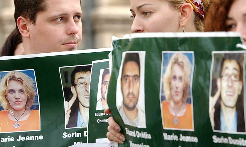 DEMONSTRASJONER: Venner, kolleger og vanlige rumenere demonstrerte for å få satt de tre gislene fri. Foto: SCANPIX DEMONSTRASJONER: Venner, kolleger og vanlige rumenere demonstrerte for å få satt de tre gislene fri. Foto: SCANPIX
