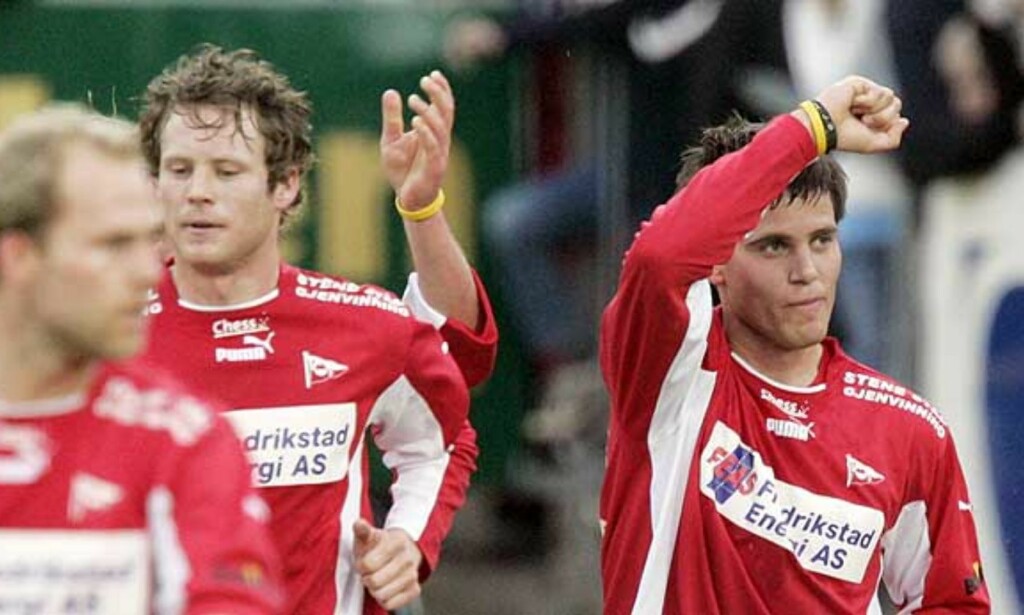 LIVE STRONG: Martin Wiig løfter armen med det gule armbåndet til Lance Amrstrong etter å ha scoret. Armbåndet støtter kreftsaken under mottoet Live Strong Foto: Scanpix LIVE STRONG: Martin Wiig løfter armen med det gule armbåndet til Lance Amrstrong etter å ha scoret. Armbåndet støtter kreftsaken under mottoet Live Strong Foto: Scanpix