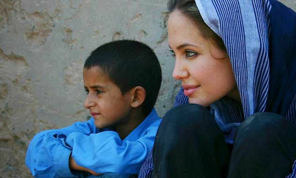 FN-ambassadør Angelina Jolie: Ved siden av en afghansk gutt i en flykningeleir nær Peshawar i Pakistan. Foto: Scanpix FN-ambassadør Angelina Jolie: Ved siden av en afghansk gutt i en flykningeleir nær Peshawar i Pakistan. Foto: Scanpix