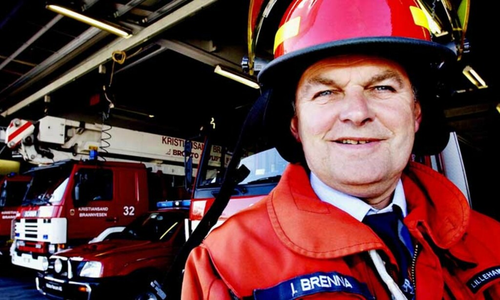 PÅ NAVNET SKAL YRKESFOLK KJENNES: - Det har blitt en del kom mentarer på navnet mitt gjennom åra, forteller en munter brannmester Inge Brenna. Foto: Fred Arthur Asdal PÅ NAVNET SKAL YRKESFOLK KJENNES: - Det har blitt en del kom mentarer på navnet mitt gjennom åra, forteller en munter brannmester Inge Brenna. Foto: Fred Arthur Asdal