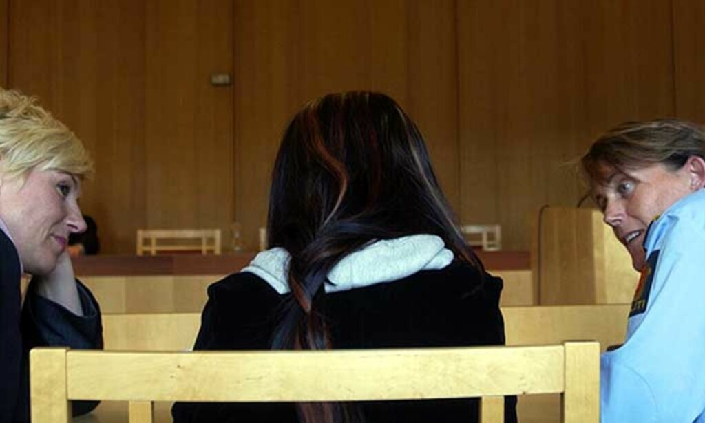 TVANGSGIFTET: Den 17 år gamle jenta lever i skjul etter at hun ble tvangsgiftet i Nord-Irak i fjor sommer. Bistandsadvokat Monica Lindbeck (t.v) snakker her med henne i en rettspause i Drammen tingrett. Foto: OLIVER ORSKAUG TVANGSGIFTET: Den 17 år gamle jenta lever i skjul etter at hun ble tvangsgiftet i Nord-Irak i fjor sommer. Bistandsadvokat Monica Lindbeck (t.v) snakker her med henne i en rettspause i Drammen tingrett. Foto: OLIVER ORSKAUG
