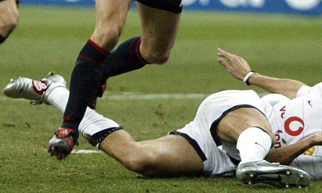 LAPPEN RYKER: Rio Ferdinand litt for rask og litt for uoppmerksom i sin raske doning. Her mot AC Milan i Champions League. Foto: SCANPIX/AP LAPPEN RYKER: Rio Ferdinand litt for rask og litt for uoppmerksom i sin raske doning. Her mot AC Milan i Champions League. Foto: SCANPIX/AP