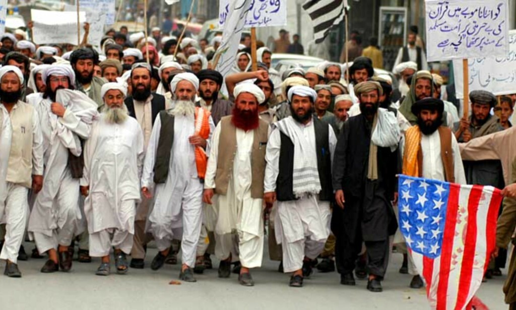 DEMONSTRASJONER: Også i Pakistan gikk rasende muslimer i tog og demonstrerte mot amerikanernes spotting av muslimenes hellige bok. Amerikanske flagg ble brent. Demonstrasjonene varte i mange dager. Foto: SCANPIX DEMONSTRASJONER: Også i Pakistan gikk rasende muslimer i tog og demonstrerte mot amerikanernes spotting av muslimenes hellige bok. Amerikanske flagg ble brent. Demonstrasjonene varte i mange dager. Foto: SCANPIX