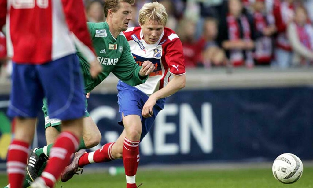 DULLERIK: En av mange dueller i dagens kamp. Tomasz Sokolowski passererer Ham-Kams Jan Michalsen. Jo Tessem står og ser på i forgrunnen. Foto: Scanpix DULLERIK: En av mange dueller i dagens kamp. Tomasz Sokolowski passererer Ham-Kams Jan Michalsen. Jo Tessem står og ser på i forgrunnen. Foto: Scanpix