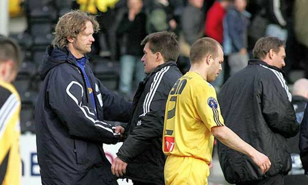 TAKK FOR LAGET: Aalesund-trener Ivar Morten Normark (t.h.) takket sin kollega Ola Haldorsen i Glimt for kampen. Haldorsen har jobben som Normark sjøl har vært tiltenkt flere ganger. Glimt-spilleren på bildet er Vegard Sannes. Foto: Bjørn Erik Olsen TAKK FOR LAGET: Aalesund-trener Ivar Morten Normark (t.h.) takket sin kollega Ola Haldorsen i Glimt for kampen. Haldorsen har jobben som Normark sjøl har vært tiltenkt flere ganger. Glimt-spilleren på bildet er Vegard Sannes. Foto: Bjørn Erik Olsen
