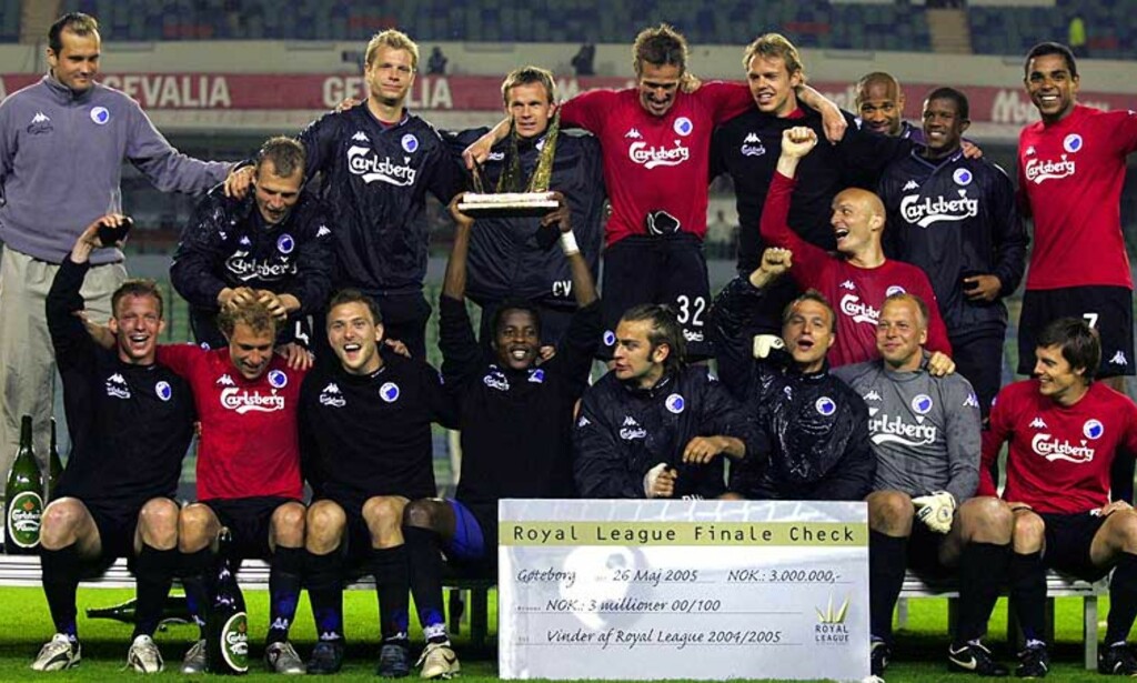 FOTBALLKONGENE: FC København vant historiens første Royal League. I første rekke sitter Magne Hoseth og passer på premiesjekken verd tre millioner norske kroner. Foto: Digitalsport FOTBALLKONGENE: FC København vant historiens første Royal League. I første rekke sitter Magne Hoseth og passer på premiesjekken verd tre millioner norske kroner. Foto: Digitalsport