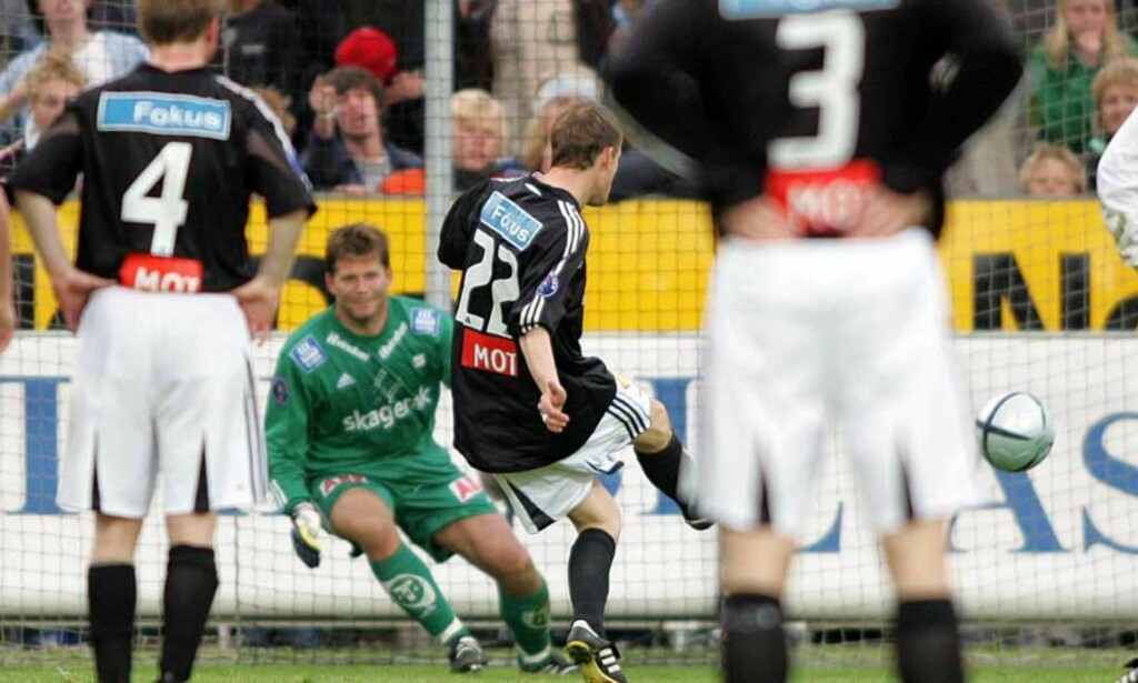 HISTORISK MÅL: Her setter Brattbakk inn nummer 160 - på et straffespark han selv fikset. Håkon Mosvold Larsen/Scanpix HISTORISK MÅL: Her setter Brattbakk inn nummer 160 - på et straffespark han selv fikset. Håkon Mosvold Larsen/Scanpix