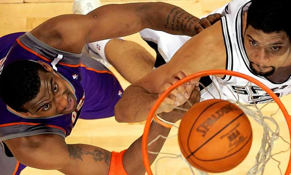 IKKE AVGJORT: Suns Amare Stoudemire i kamp under ringen mot Spurs\' Tim Duncan. Foto: REUTERS IKKE AVGJORT: Suns Amare Stoudemire i kamp under ringen mot Spurs\' Tim Duncan. Foto: REUTERS