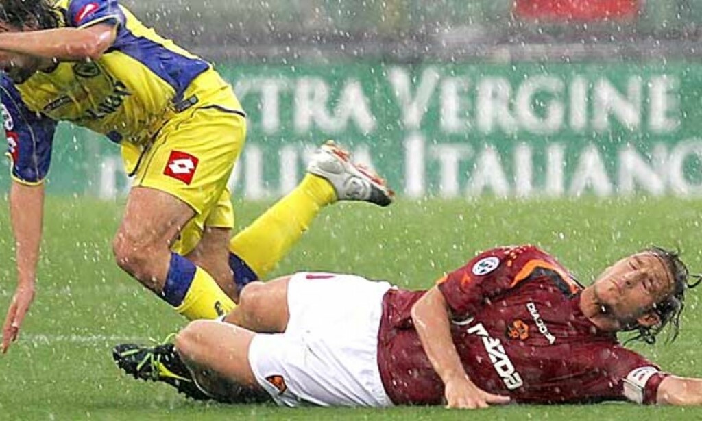 VRAKET: Roma-spiss Francesco Totti får forklaring av landslagstrener Marcelo Lippi. VRAKET: Roma-spiss Francesco Totti får forklaring av landslagstrener Marcelo Lippi.