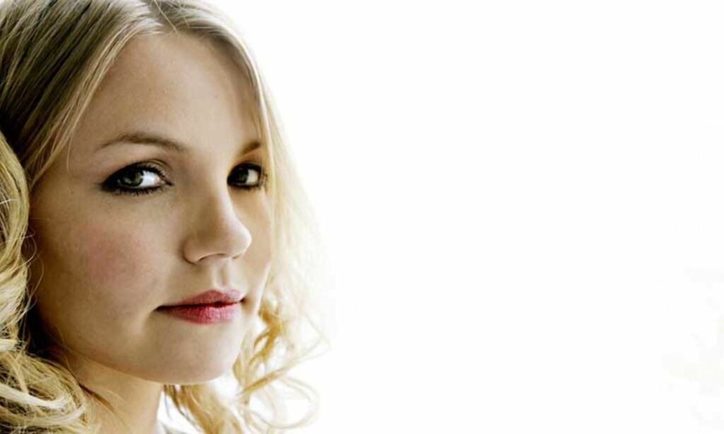 SPENT: Lene Marlin er klar med sitt tredje album. «Lost in a Moment» slippes 11. juni. - Det føles langt bedre å ha lagd tre album før fylte 25 år, enn bare to, sier hun. FOTO: OLE C. H. THOMASSEN SPENT: Lene Marlin er klar med sitt tredje album. «Lost in a Moment» slippes 11. juni. - Det føles langt bedre å ha lagd tre album før fylte 25 år, enn bare to, sier hun. FOTO: OLE C. H. THOMASSEN