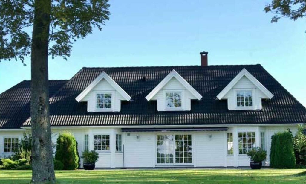 PRAKTEIENDOM: Carl I. hagens hus på Nøtterøy. Frp-politikeren vurderer nå å leie deler av boligen ut til partiet. Foto: SCANPIX PRAKTEIENDOM: Carl I. hagens hus på Nøtterøy. Frp-politikeren vurderer nå å leie deler av boligen ut til partiet. Foto: SCANPIX