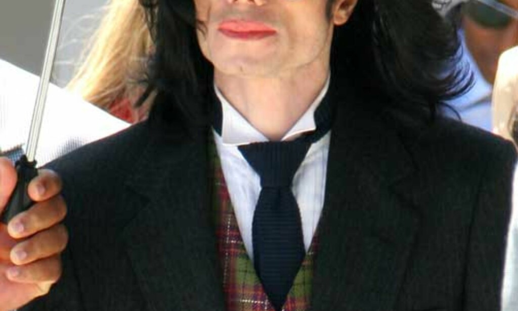 HARDT PRØVET: Michael Jackson forlater rettslokalene i Santa Maria i går. FOTO: AP/REUTERS HARDT PRØVET: Michael Jackson forlater rettslokalene i Santa Maria i går. FOTO: AP/REUTERS