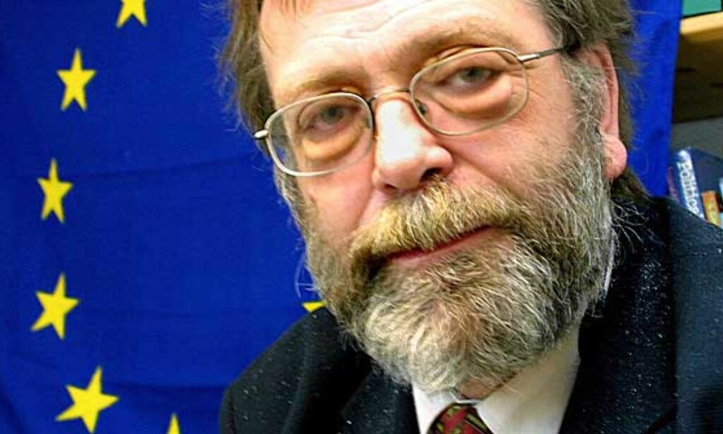 NORSK VERSJON: Et stort flertall mener at Stortingets vedtak av EU-direktiver bryter med Grunnloven. Professor Frank Aarebrot ser dette i sammenheng med EU-motstanden i Frankrike og Nederland. Foto: Liv-Randi Lind NORSK VERSJON: Et stort flertall mener at Stortingets vedtak av EU-direktiver bryter med Grunnloven. Professor Frank Aarebrot ser dette i sammenheng med EU-motstanden i Frankrike og Nederland. Foto: Liv-Randi Lind