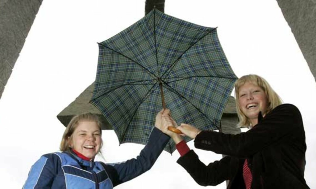 LYS I MØRKET: Grått og ikke bare muntert i Telemark i går, men til uka er det Telemark og Agder-fylkene som stikker av med godværet. Kristin Skaug (24) og Ruth Silje Oma (21) fra Skien gleder seg til det. Foto: Torbjørn Berg LYS I MØRKET: Grått og ikke bare muntert i Telemark i går, men til uka er det Telemark og Agder-fylkene som stikker av med godværet. Kristin Skaug (24) og Ruth Silje Oma (21) fra Skien gleder seg til det. Foto: Torbjørn Berg