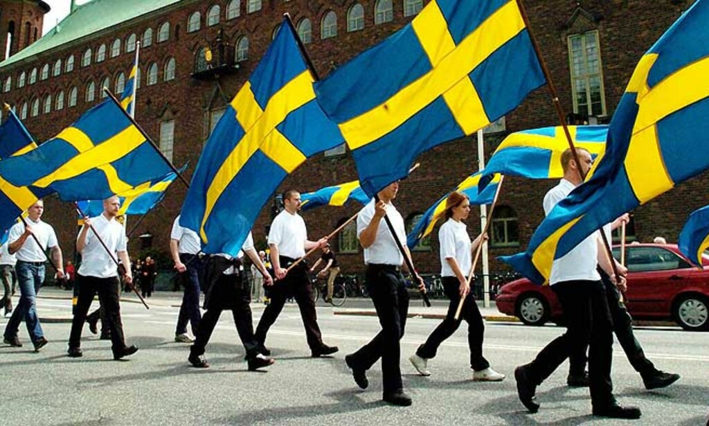 MARSJERTE:
Nazidemonstrantene passerer Stockholms stadshus under demonstrasjonen mandag. Foto: Björn Larsson Ask/SCANPIX MARSJERTE:
Nazidemonstrantene passerer Stockholms stadshus under demonstrasjonen mandag. Foto: Björn Larsson Ask/SCANPIX