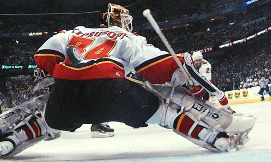 FINALE NESTE ÅR? Her klarer ikke Tampa Bay-keeper Ruslan Fedotenko å stoppe en puck fra Calgary Flames i Stanley Cup-finalen i 2004. Foto: SCANPIX/AP FINALE NESTE ÅR? Her klarer ikke Tampa Bay-keeper Ruslan Fedotenko å stoppe en puck fra Calgary Flames i Stanley Cup-finalen i 2004. Foto: SCANPIX/AP