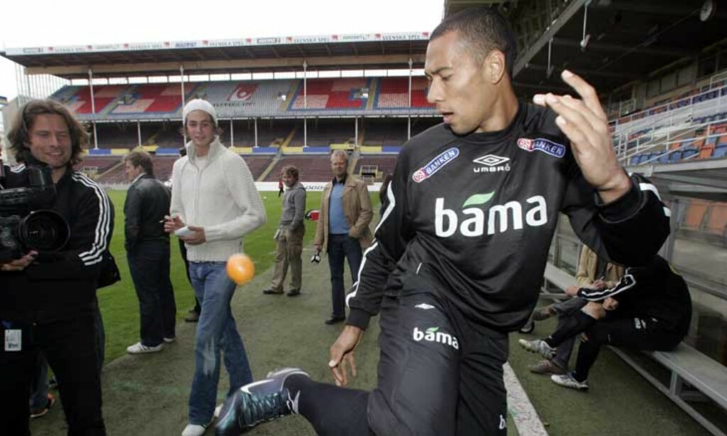 TEKNISK: John Carew viste fram fotballkunster med apelsin på dagens landslagstrening. Scanpix TEKNISK: John Carew viste fram fotballkunster med apelsin på dagens landslagstrening. Scanpix