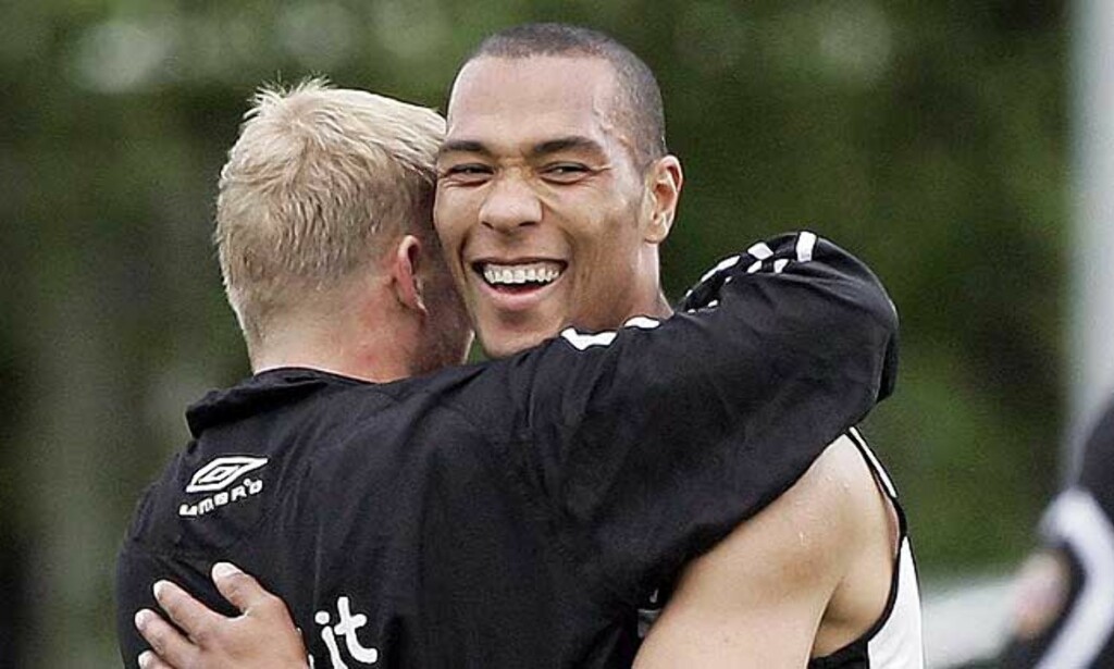 KLEMMER TIL: Carews beste fotballvenner tilhører verdenseliten. Steffen Iversen (t.v.) er også en god venn, men kanskje ikke god nok for Carews førsteellever? Foto: Digitalsport KLEMMER TIL: Carews beste fotballvenner tilhører verdenseliten. Steffen Iversen (t.v.) er også en god venn, men kanskje ikke god nok for Carews førsteellever? Foto: Digitalsport
