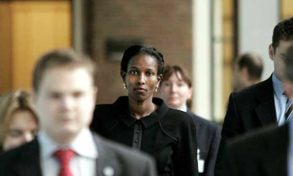 LEVER I FRYKT: Mange nederlendere ser dødstruslene mot Ayaan Hirsi Ali som et uutholdelig angrep på landets demokratiske prinsipper og ytringsfriheten. Men fortsatt må hun beskyttes døgnet rundt. Som her på vei inn i det nederlandske parlamentet, omgitt av livvakter. Foto: Scanpix LEVER I FRYKT: Mange nederlendere ser dødstruslene mot Ayaan Hirsi Ali som et uutholdelig angrep på landets demokratiske prinsipper og ytringsfriheten. Men fortsatt må hun beskyttes døgnet rundt. Som her på vei inn i det nederlandske parlamentet, omgitt av livvakter. Foto: Scanpix
