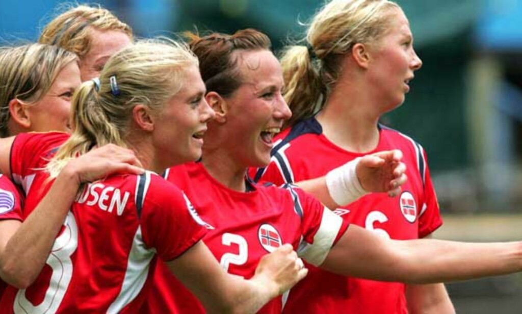 NABOKRIG: Lise Klaveness, Solveig Gulbrandsen, Ingvild Stensland og Ane Stangeland og resten av de norske jenta har målet klart: De skal igjen ta over den skandinaviske fotballtronen. - Dette har jeg drømt om lenge, sier Solveig Gulbrandsen. Foto: Terje Bendiksby / SCANPIX Foto: Terje Bendiksby / SCANPIX NABOKRIG: Lise Klaveness, Solveig Gulbrandsen, Ingvild Stensland og Ane Stangeland og resten av de norske jenta har målet klart: De skal igjen ta over den skandinaviske fotballtronen. - Dette har jeg drømt om lenge, sier Solveig Gulbrandsen. Foto: Terje Bendiksby / SCANPIX Foto: Terje Bendiksby / SCANPIX