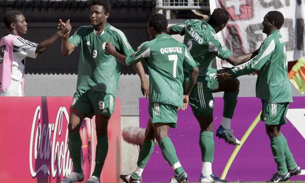 TO SJANSER: John Obi Mikel (t.v.) scoret på returen etter at Svetis\' målvakt reddet straffesparket. Reuters TO SJANSER: John Obi Mikel (t.v.) scoret på returen etter at Svetis\' målvakt reddet straffesparket. Reuters
