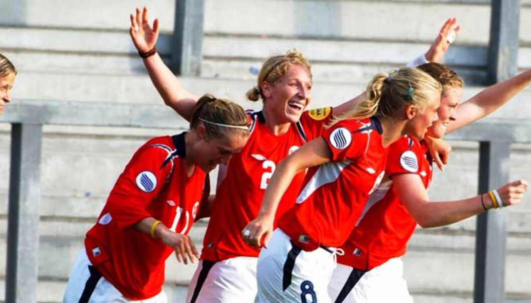 <strong><b> RASER:</strong> </b>Sølvjentene fra EM i England liker dårlig at jentene på Hamar ikke får spille fotball som en del av skoletilbudet. Fra venstre: Dagny Mellgren, Marianne Paulsen, Lise Klaveness, Solveig Gulbrandsen og Isabell Herlovsen. Foto: Keith Hammett <strong><b> RASER:</strong> </b>Sølvjentene fra EM i England liker dårlig at jentene på Hamar ikke får spille fotball som en del av skoletilbudet. Fra venstre: Dagny Mellgren, Marianne Paulsen, Lise Klaveness, Solveig Gulbrandsen og Isabell Herlovsen. Foto: Keith Hammett