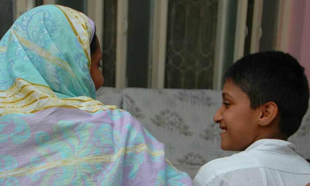 MOR OG SØNN: Her sitter Moren til Rahila og koser med yngstesønnen Ali. Hun ville
ikke bli tatt bildet av. Foto: YAMA WOLASMAL MOR OG SØNN: Her sitter Moren til Rahila og koser med yngstesønnen Ali. Hun ville
ikke bli tatt bildet av. Foto: YAMA WOLASMAL