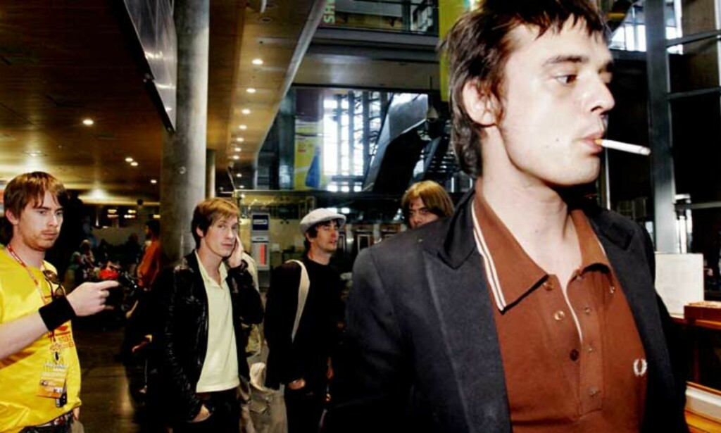 LIKE BLID Den skandaleomsuste vokalisten i Babyshambles, Pete Doherty, smilte da han kom ut etter å ha sittet fast i tollkontrollen i tre timer. Bak t.v. en representant fra Øyafestivalen, bandets tour-manager og trommeslager Adam Ficek. LIKE BLID Den skandaleomsuste vokalisten i Babyshambles, Pete Doherty, smilte da han kom ut etter å ha sittet fast i tollkontrollen i tre timer. Bak t.v. en representant fra Øyafestivalen, bandets tour-manager og trommeslager Adam Ficek.