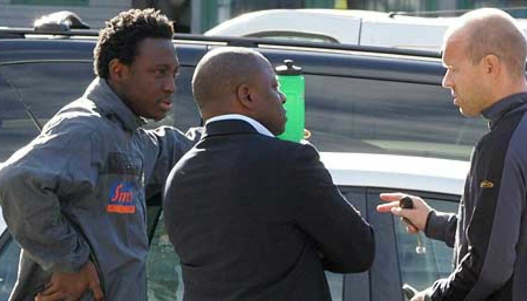 <strong><b>LEGGER STRATEGIEN:</strong></b> Henning Breg, John Shittu, og Chinedu Ogbuke snakket sammen før treninga. Foto: Scanpix <strong><b>LEGGER STRATEGIEN:</strong></b> Henning Breg, John Shittu, og Chinedu Ogbuke snakket sammen før treninga. Foto: Scanpix
