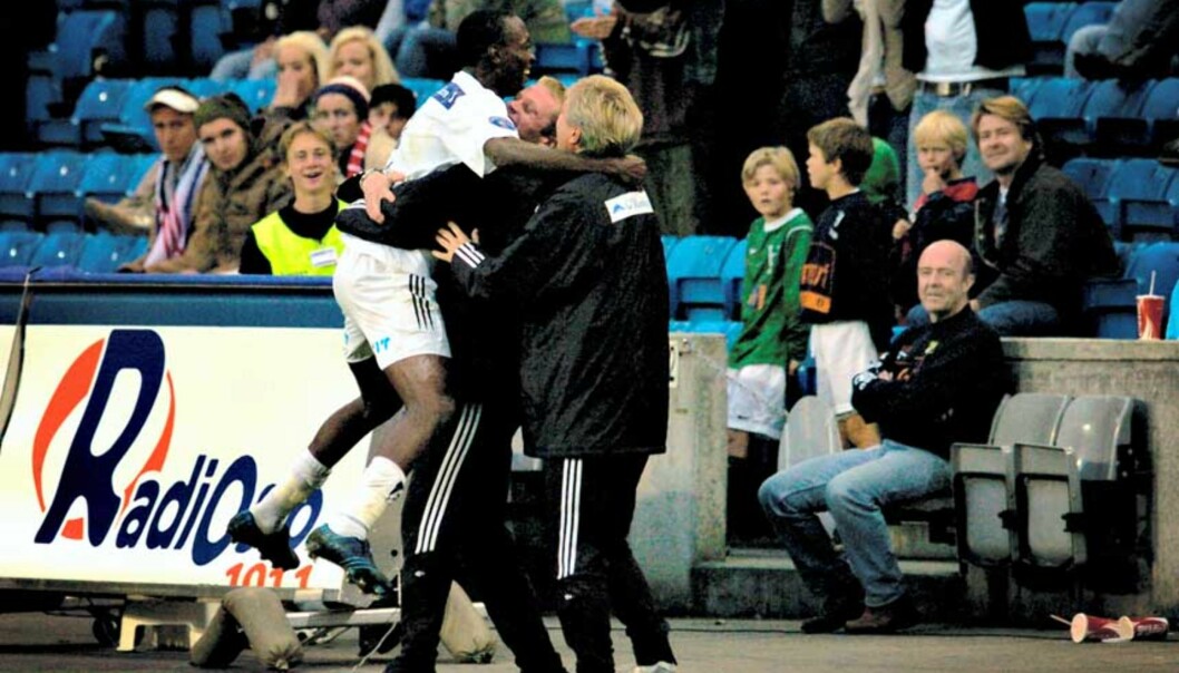 <strong><b> SUPERSCORING:</strong> </b>Odds Somen A. Tchoyi har nettopp scoret 2-1 målet og feiret med å kaste seg rundt halsen på trenerteamet. Odd-trener Arne Sandstø trekker nettopp fram et godt humør som den viktigste grunnen til at Odd i øyeblikket er høstlaget framfor noen. Foto: Robert S. Eik. <strong><b> SUPERSCORING:</strong> </b>Odds Somen A. Tchoyi har nettopp scoret 2-1 målet og feiret med å kaste seg rundt halsen på trenerteamet. Odd-trener Arne Sandstø trekker nettopp fram et godt humør som den viktigste grunnen til at Odd i øyeblikket er høstlaget framfor noen. Foto: Robert S. Eik.