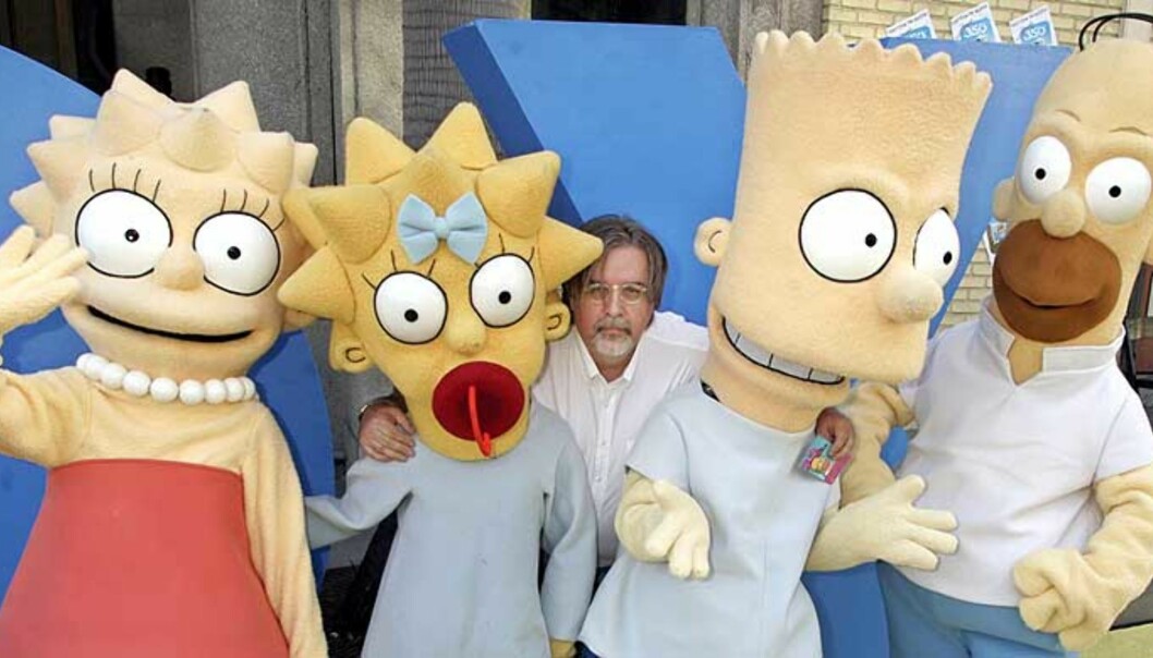 <b>«FAMILIEN SHAMSOON»:</b> Lisa, Maggie, Homer og Bart Simpson har alle fått nye navn og vaner når de nå sendes på arabisk TV. Her sammen med «pappa» Matt Groening. Foto: REUTERS/ SCANPIX <b>«FAMILIEN SHAMSOON»:</b> Lisa, Maggie, Homer og Bart Simpson har alle fått nye navn og vaner når de nå sendes på arabisk TV. Her sammen med «pappa» Matt Groening. Foto: REUTERS/ SCANPIX