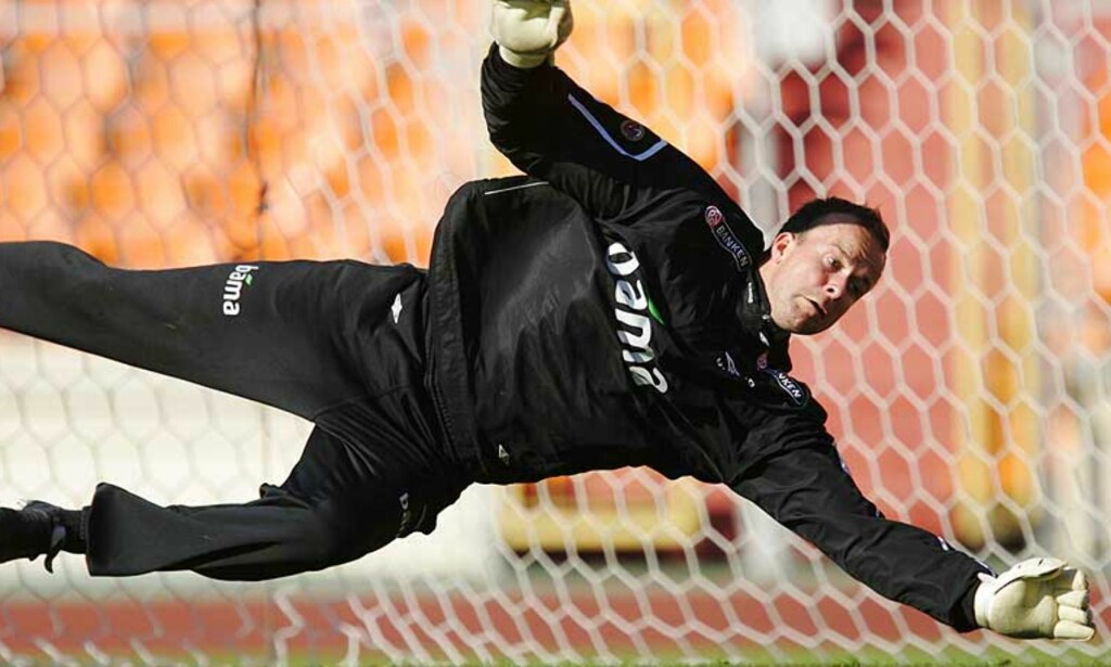 VURDERER FRAMTIDA I CHARLTON: Thomas Myhre mener han ikke kan nektes klubbskifte til en annen klubb enn FFK - hvis han forlater Charlton. Foto: Scanpix VURDERER FRAMTIDA I CHARLTON: Thomas Myhre mener han ikke kan nektes klubbskifte til en annen klubb enn FFK - hvis han forlater Charlton. Foto: Scanpix