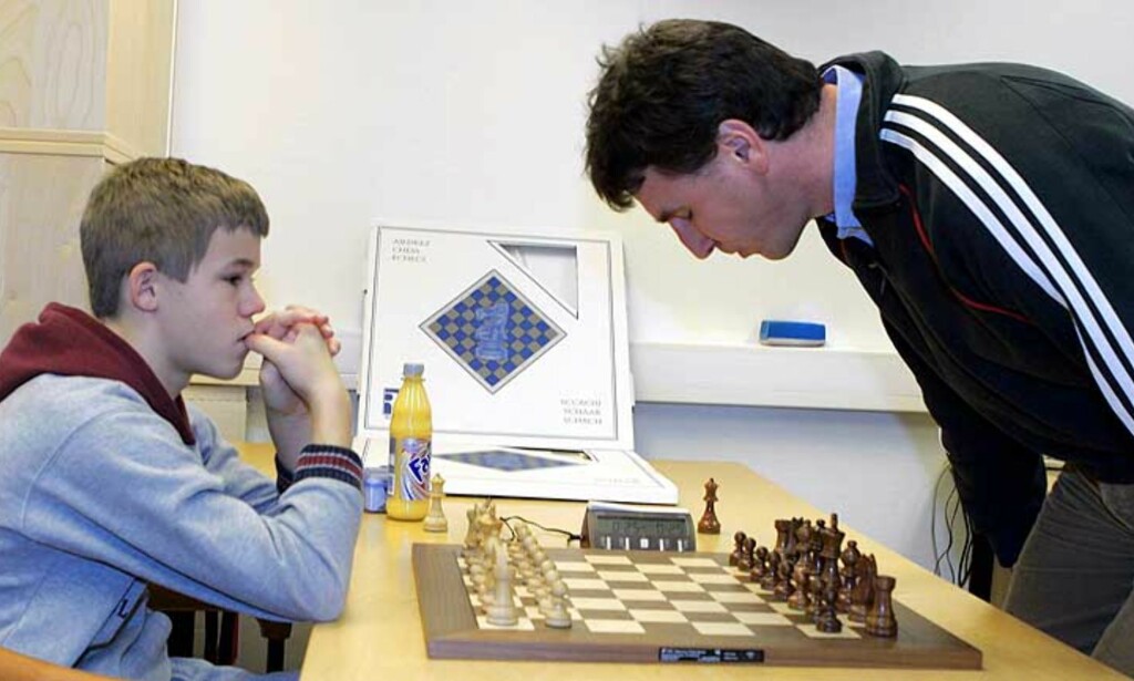 LÆREREN ER BEST: Simen Agdestein gikk seirende ut av kampen mot Magnus Carlsen. Foto: Scanpix LÆREREN ER BEST: Simen Agdestein gikk seirende ut av kampen mot Magnus Carlsen. Foto: Scanpix