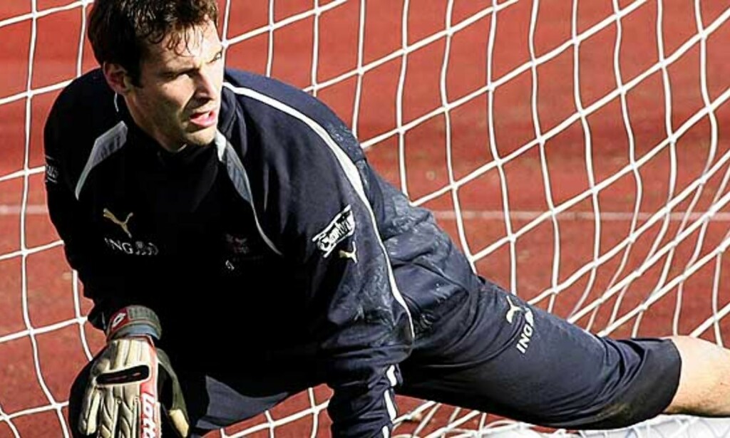 IKKE PERFEKT: Tsjekkia- og Chelsea-keeper Petr Cech regnes som en av verdens beste, men på dødballer avslører han og forsvaret svakheter som Norge har planer om å utnytte på Ullevaal i morgen kveld. Foto: AP/Scanpix IKKE PERFEKT: Tsjekkia- og Chelsea-keeper Petr Cech regnes som en av verdens beste, men på dødballer avslører han og forsvaret svakheter som Norge har planer om å utnytte på Ullevaal i morgen kveld. Foto: AP/Scanpix