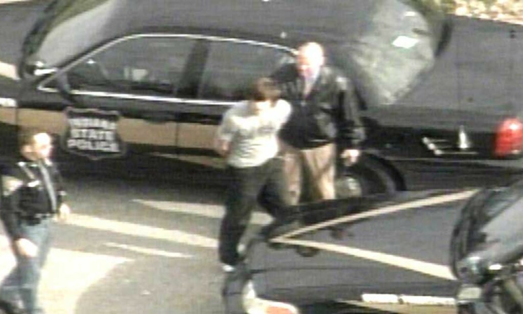 TATT: Her ender flukten til David G. Ludwig. Halvannet døgn etter skytedramaet kjører han inn i et tre med politiet jagende bak seg. Foto: SCANPIX/REUTERS TATT: Her ender flukten til David G. Ludwig. Halvannet døgn etter skytedramaet kjører han inn i et tre med politiet jagende bak seg. Foto: SCANPIX/REUTERS