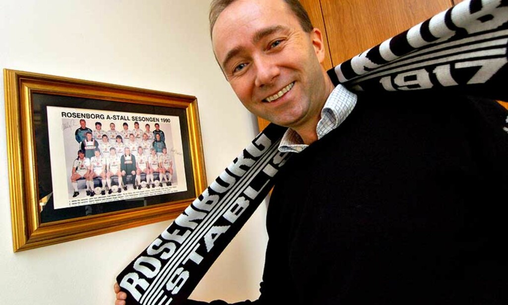 HENGER HELTENE PÅ VEGGEN: Kulturminister Trond Giske er ihuga RBK-supporter, og har et lagbilde fra 1990-sesongen hengende på kontoret. Det er årgangen han mener er den beste RBK har hatt. Foto: Truls Brekke HENGER HELTENE PÅ VEGGEN: Kulturminister Trond Giske er ihuga RBK-supporter, og har et lagbilde fra 1990-sesongen hengende på kontoret. Det er årgangen han mener er den beste RBK har hatt. Foto: Truls Brekke