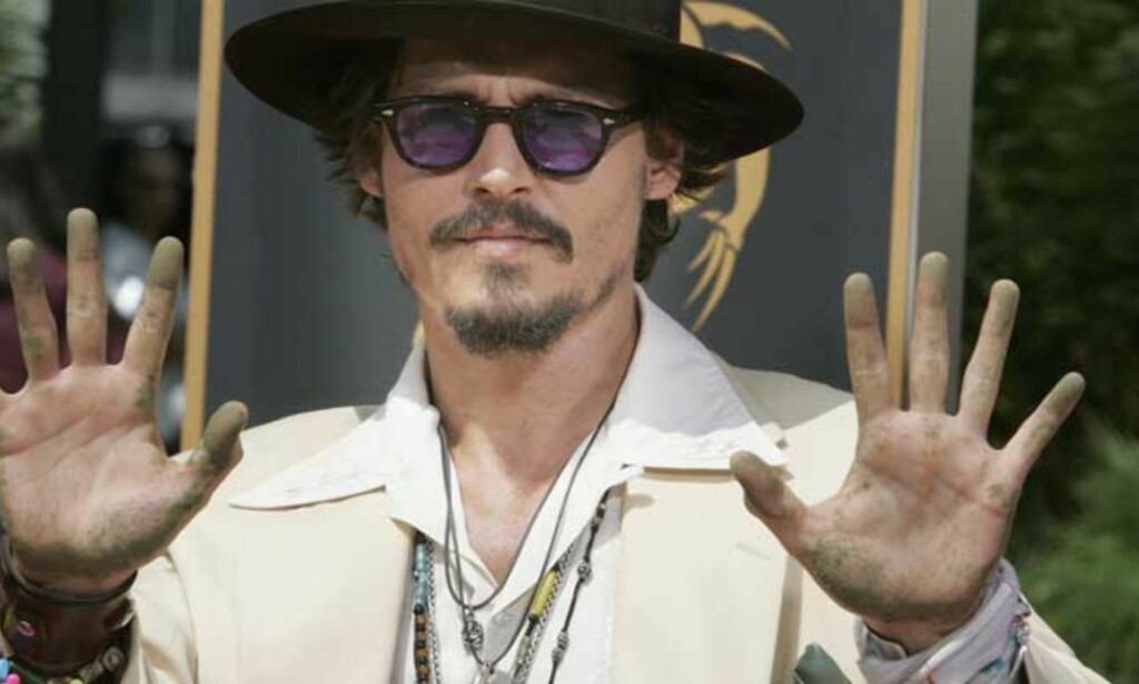 STOLT RØYKER: Johnny Depp vil trosse røykeforbud i England og USA. FOTO: SCANPIX/REUTERS STOLT RØYKER: Johnny Depp vil trosse røykeforbud i England og USA. FOTO: SCANPIX/REUTERS
