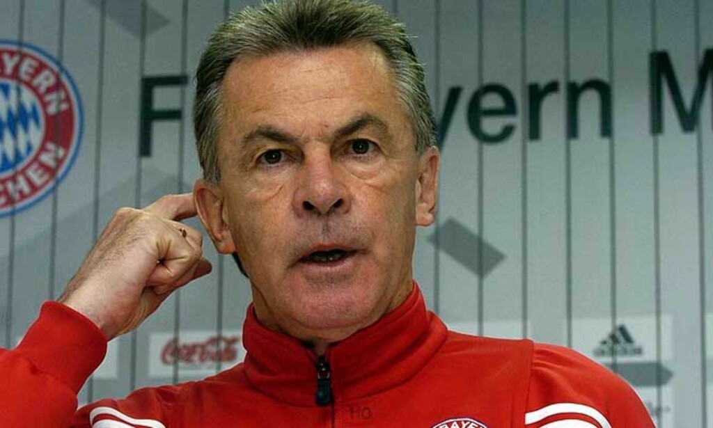 NY UNITED-MANAGER? Tidligere Bayern München-sjef Ottmar Hitzfeld lanserer nå seg selv som kandidat til stillingen som Alex Fergusons etterfølger. Hitzfeld sier han har fått et tilbud fra Manchester United. Foto: EPA/SCANPIX NY UNITED-MANAGER? Tidligere Bayern München-sjef Ottmar Hitzfeld lanserer nå seg selv som kandidat til stillingen som Alex Fergusons etterfølger. Hitzfeld sier han har fått et tilbud fra Manchester United. Foto: EPA/SCANPIX